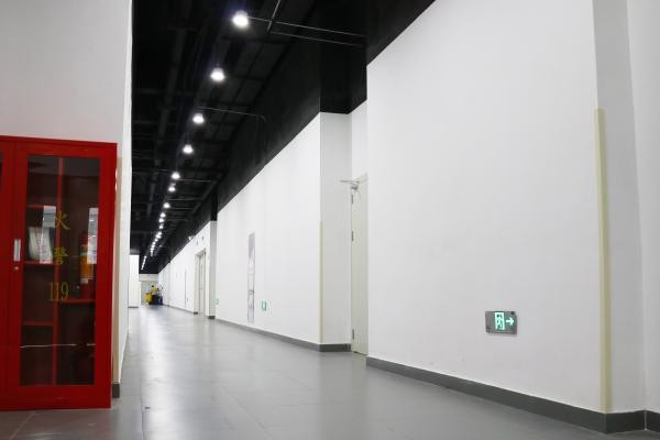 智能應急疏散指示系統的響應速度如何，是否滿足安全要求？