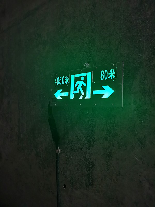火災發生時，智能消防應急照明系統如何確保照明覆蓋范圍？