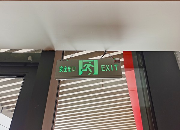 智能疏散系統是否支持智能分析疏散過程中的影響因素？