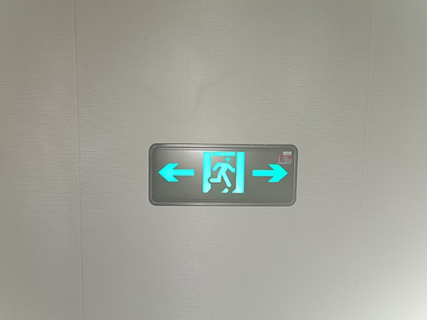 在大型商場中，集中控制智能疏散的優(yōu)勢何在？